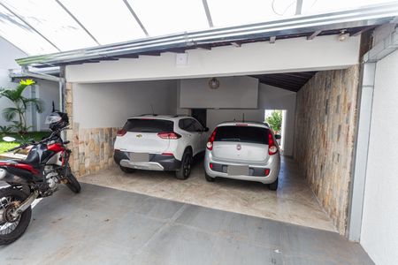 Casa à venda com 420m², 4 quartos e 4 vagas Casa à venda com 420m², 4 quartos e 4 vagasGaragem