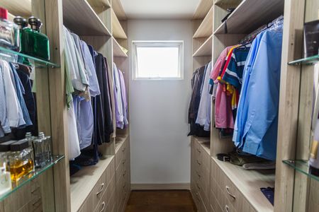 Casa à venda com 420m², 4 quartos e 4 vagas Casa à venda com 420m², 4 quartos e 4 vagasCloset da Suíte