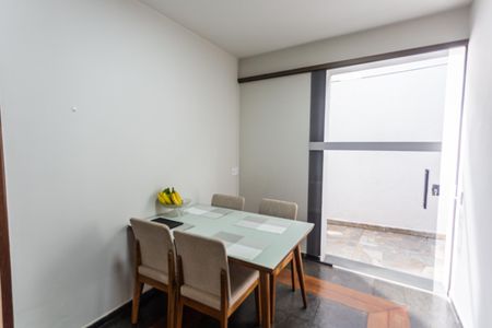 Casa à venda com 420m², 4 quartos e 4 vagas Casa à venda com 420m², 4 quartos e 4 vagasCopa