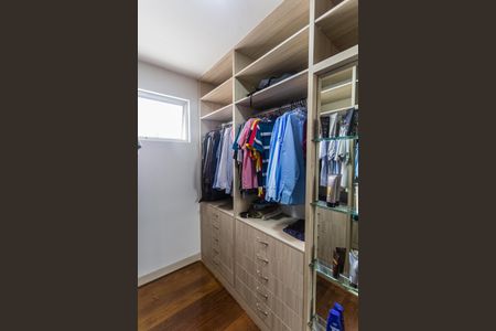 Casa à venda com 420m², 4 quartos e 4 vagas Casa à venda com 420m², 4 quartos e 4 vagasCloset da Suíte