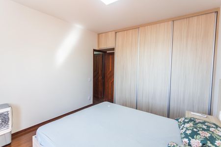 Casa à venda com 420m², 4 quartos e 4 vagas Casa à venda com 420m², 4 quartos e 4 vagasQuarto 2