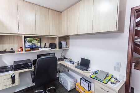 Casa à venda com 420m², 4 quartos e 4 vagas Casa à venda com 420m², 4 quartos e 4 vagasEscritório