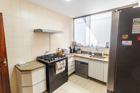 Casa à venda com 420m², 4 quartos e 4 vagas Casa à venda com 420m², 4 quartos e 4 vagasCozinha