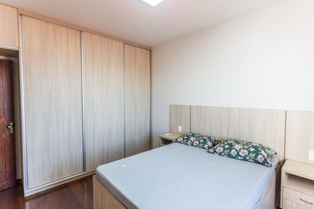 Casa à venda com 420m², 4 quartos e 4 vagas Casa à venda com 420m², 4 quartos e 4 vagasQuarto 2