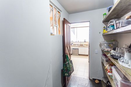 Casa à venda com 420m², 4 quartos e 4 vagas Casa à venda com 420m², 4 quartos e 4 vagasDespensa da Cozinha