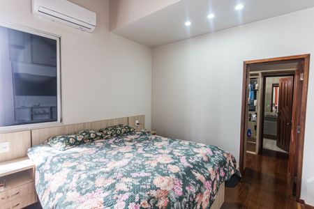 Casa à venda com 420m², 4 quartos e 4 vagas Casa à venda com 420m², 4 quartos e 4 vagasSuíte