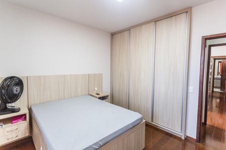 Casa à venda com 420m², 4 quartos e 4 vagas Casa à venda com 420m², 4 quartos e 4 vagasQuarto 1