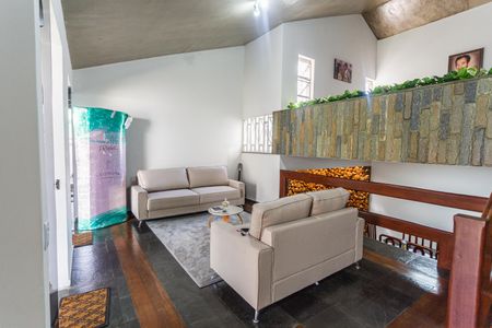 Casa à venda com 420m², 4 quartos e 4 vagas Casa à venda com 420m², 4 quartos e 4 vagasSala 1