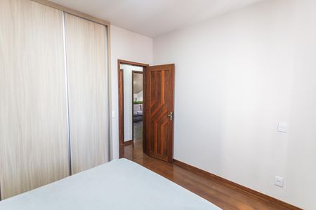 Casa à venda com 420m², 4 quartos e 4 vagas Casa à venda com 420m², 4 quartos e 4 vagasQuarto 1