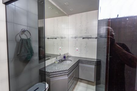 Casa à venda com 420m², 4 quartos e 4 vagas Casa à venda com 420m², 4 quartos e 4 vagasBanheiro da Suíte