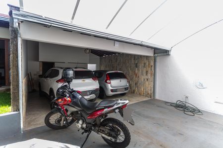 Casa à venda com 420m², 4 quartos e 4 vagas Casa à venda com 420m², 4 quartos e 4 vagasGaragem