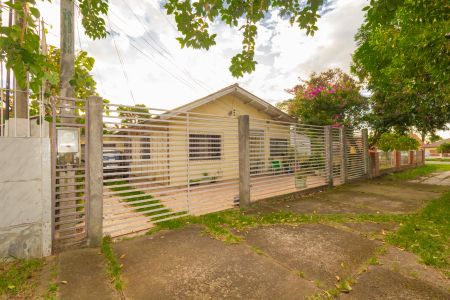 Casa à venda com 300m², 5 quartos e 3 vagas Casa à venda com 300m², 5 quartos e 3 vagasFachada