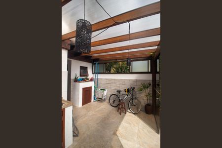 Casa à venda com 192m², 4 quartos e 1 vagaÁrea comum - Piscina