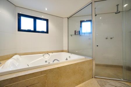 Apartamento à venda com 230m², 4 quartos e 3 vagasBanheiro da suíte 01