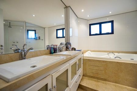 Apartamento à venda com 230m², 4 quartos e 3 vagasBanheiro da suíte 01