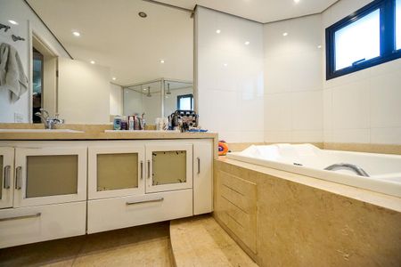 Apartamento à venda com 230m², 4 quartos e 3 vagasBanheiro da suíte 01