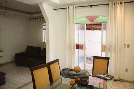 Casa à venda com 358m², 3 quartos e 4 vagasSala