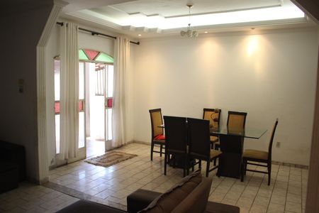 Casa à venda com 358m², 3 quartos e 4 vagasSala