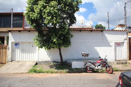 Casa à venda com 358m², 3 quartos e 4 vagasFachada / Plaquinha Instalada