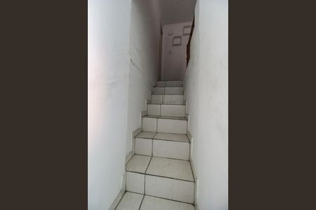 Casa para alugar com 100m², 2 quartos e 1 vaga Casa para alugar com 100m², 2 quartos e 1 vagaEscada