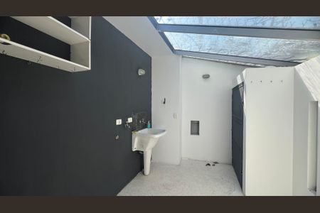 Casa à venda com 210m², 2 quartos e 2 vagas Casa à venda com 210m², 2 quartos e 2 vagasLavanderia