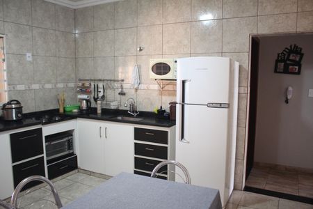 Casa à venda com 370m², 4 quartos e 7 vagasCozinha Casa 2