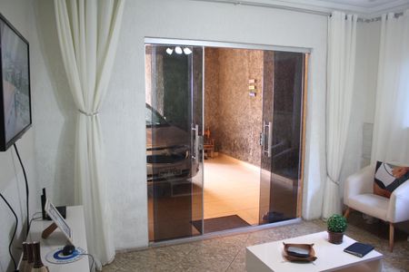 Casa à venda com 370m², 4 quartos e 7 vagasSala