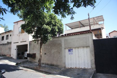 Casa à venda com 370m², 4 quartos e 7 vagasFachada