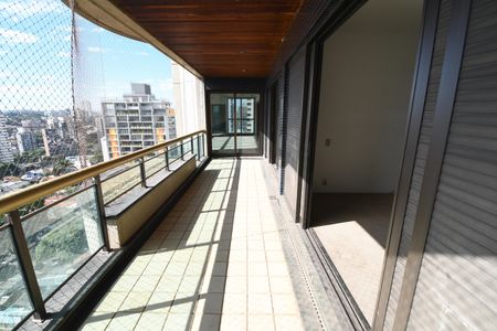 Apartamento à venda com 450m², 4 quartos e 4 vagasSuíte 4 - Sacada