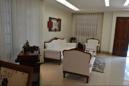 Casa de condomínio à venda com 390m², 5 quartos e 4 vagasSala