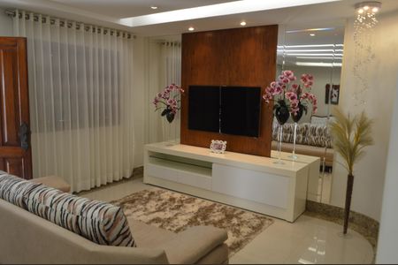 Casa de condomínio à venda com 390m², 5 quartos e 4 vagasSala de TV