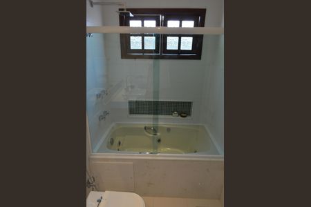 Casa de condomínio à venda com 390m², 5 quartos e 4 vagasBanheiro da Suíte 2