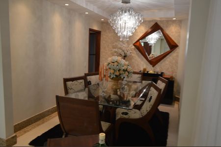 Casa de condomínio à venda com 390m², 5 quartos e 4 vagasSala de Jantar