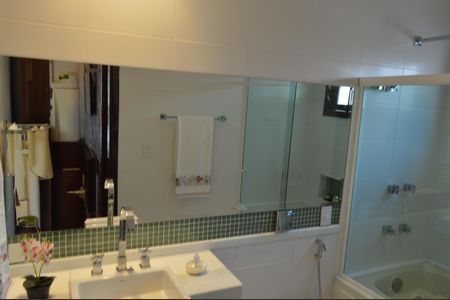 Casa de condomínio à venda com 390m², 5 quartos e 4 vagasBanheiro da Suíte 2