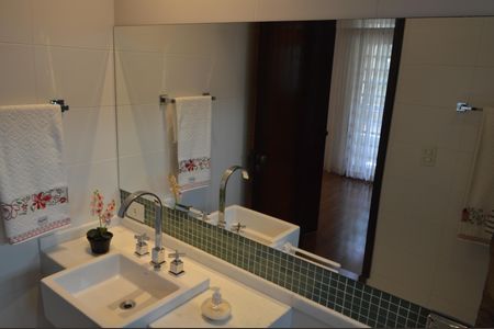 Casa de condomínio à venda com 390m², 5 quartos e 4 vagasBanheiro da Suíte 2