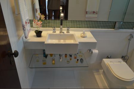 Casa de condomínio à venda com 390m², 5 quartos e 4 vagasBanheiro da Suíte 2