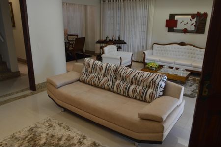 Casa de condomínio à venda com 390m², 5 quartos e 4 vagasSala de TV