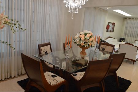 Casa de condomínio à venda com 390m², 5 quartos e 4 vagasSala de Jantar