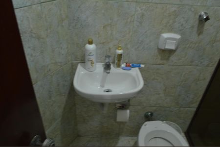 Casa de condomínio à venda com 390m², 5 quartos e 4 vagasBanheiro de Serviço