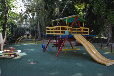 Casa de condomínio à venda com 390m², 5 quartos e 4 vagasÁrea comum - Playground