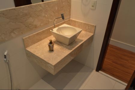 Casa de condomínio à venda com 390m², 5 quartos e 4 vagasBanheiro da Suíte 5