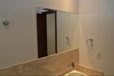 Casa de condomínio à venda com 390m², 5 quartos e 4 vagasBanheiro da Suíte 5