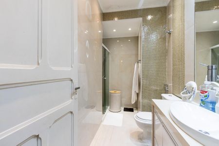 Casa para alugar com 300m², 3 quartos e 4 vagas Casa para alugar com 300m², 3 quartos e 4 vagasBanheiro da Suíte 1