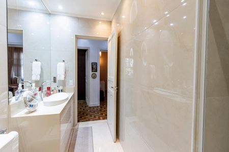 Casa para alugar com 300m², 3 quartos e 4 vagas Casa para alugar com 300m², 3 quartos e 4 vagasBanheiro da Suíte 1