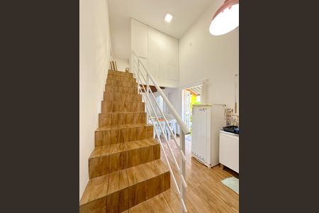 Casa para alugar com 50m², 1 quarto e 2 vagasEscada