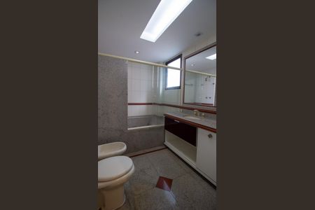 Apartamento à venda com 260m², 4 quartos e 3 vagasBanheior da Suíte 1