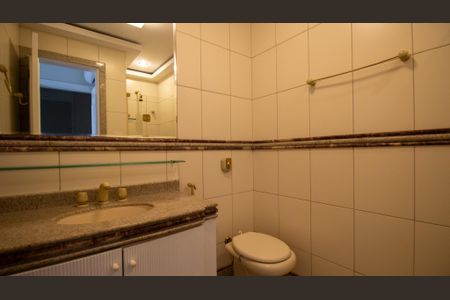 Apartamento à venda com 260m², 4 quartos e 3 vagasBanheiro da Suíte 2