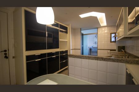 Apartamento à venda com 260m², 4 quartos e 3 vagasCozinha e Área de Serviço