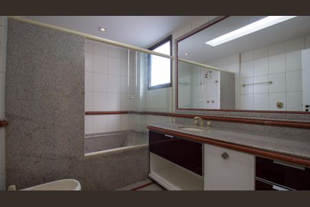 Apartamento à venda com 260m², 4 quartos e 3 vagasBanheior da Suíte 1