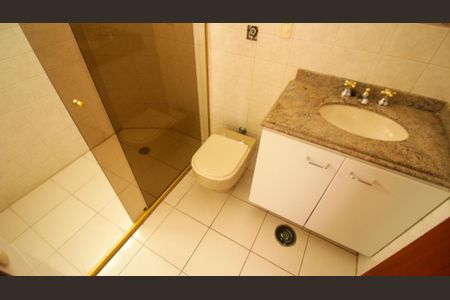 Apartamento à venda com 130m², 3 quartos e 5 vagas Apartamento à venda com 130m², 3 quartos e 5 vagasBanheiro da Suíte